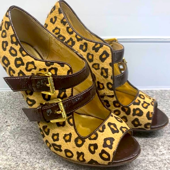 Micheal Kors leopard heels 💕 - Picture 1 of 4